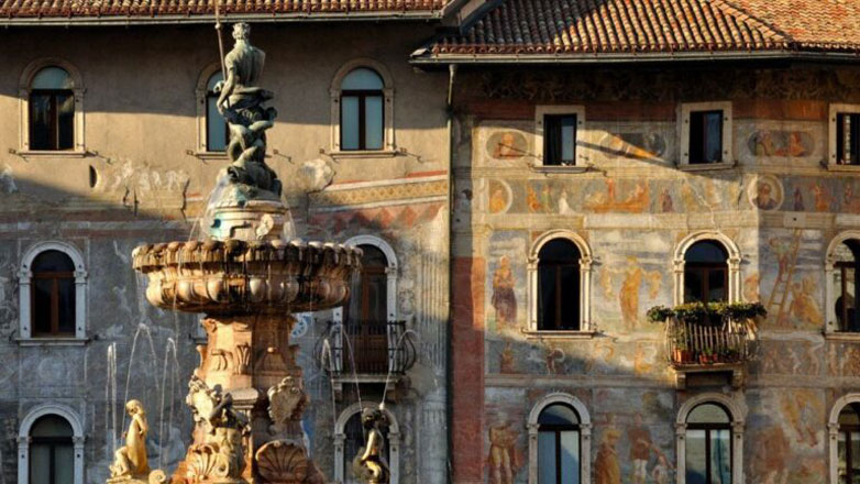 Ιταλία: Τουρίστας έβγαλε «σέλφι» πάνω στο σιντριβάνι του Ποσειδώνα στη Φλωρεντία και προκάλεσε ζημιά ύψους 5.000 ευρώ