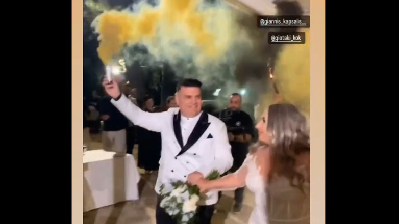 Γιάννης Καψάλης: Με κίτρινο καπνογόνο και υπό τους ήχους του «Forza ΑΕΚάρα» στο γαμήλιο γλέντι ο τραγουδιστής