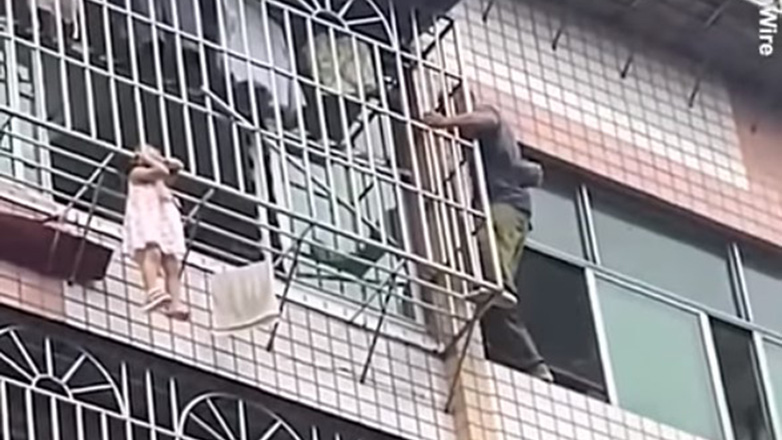 Κορίτσι στην Κίνα κρεμάστηκε από τα κάγκελα στον 5ο όροφο πολυκατοικίας
