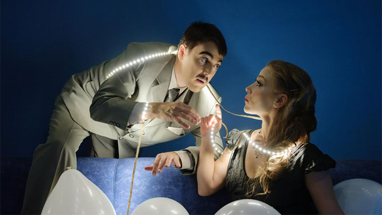 «Μαχαίρι στο κόκαλο» στο Θέατρο 104