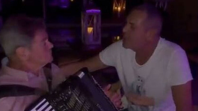 Πάνος Καμμένος: Τραγουδάει ξυπόλητος το «Πότε θα κάνει ξαστεριά»