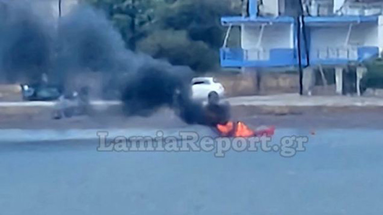 Φθιώτιδα: Λαμπάδιασε σκάφος στις Ράχες μέσα στη θάλασσα