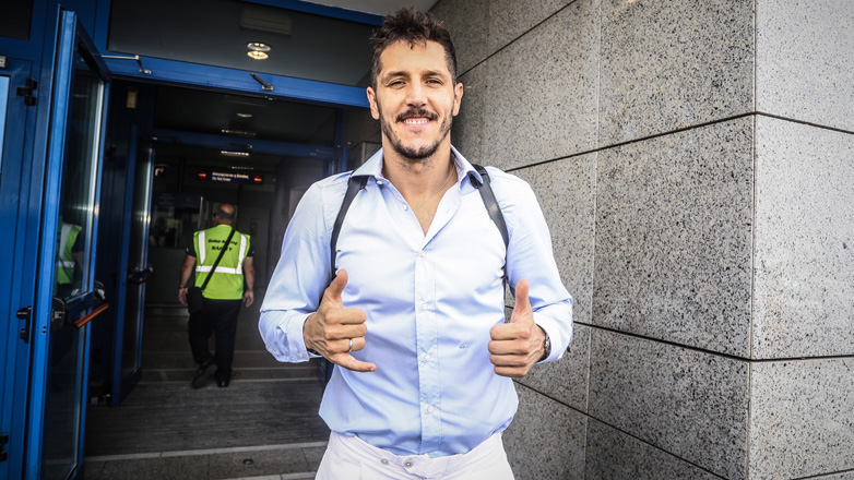 Στην Αθήνα για τον Ολυμπιακό ο Γιόβετιτς –  «Είμαι πολύ περήφανος που είμαι εδώ»