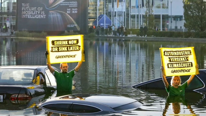 Έκθεση Μονάχου: Ακτιβιστές διαμαρτυρήθηκαν με βυθισμένα οχήματα μπροστά στον εκθεσιακό χώρο