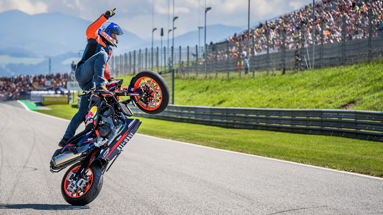 Τολμηρά stunt σε δύο τροχούς με τον Aras Gibieza στην Θεσσαλονίκη