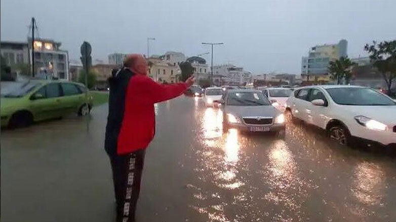 Μπέος: «Πού πάτε ρε άνθρωποι; Γυρίστε στα σπίτια σας, θα πλημμυρίσει όλος ο Βόλος»