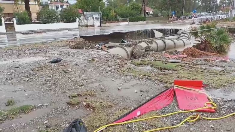 Η βροχή διέλυσε την γέφυρα στην παραλία Αγιόκαμπου στη Λάρισα