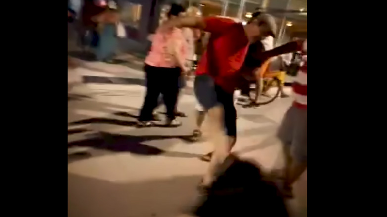 Εικόνες ντροπής στο Λουτράκι: Επιχειρηματίας επιτίθεται σε «καλλιτέχνιδα του δρόμου»