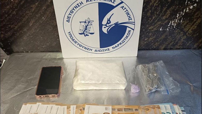 Mπλόκο στη «χρυσή» βαλίτσα με την κοκαΐνη που ταξίδευε για Σαντορίνη