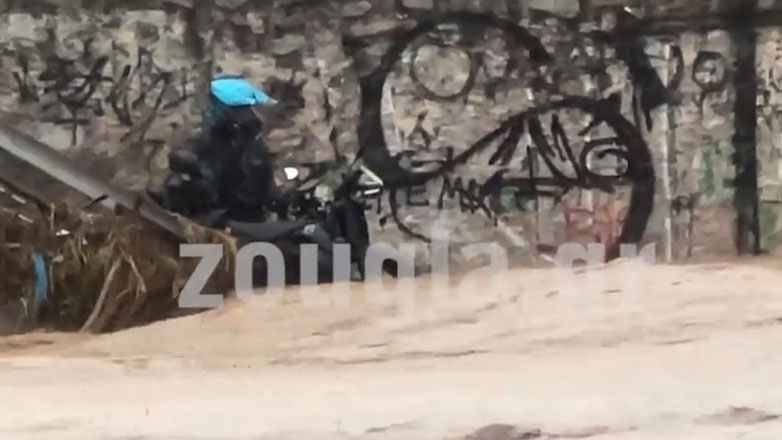 Δύσκολες στιγμές στον Βόλο: Οδηγός μηχανής εγκλωβισμένος σε γέφυρα