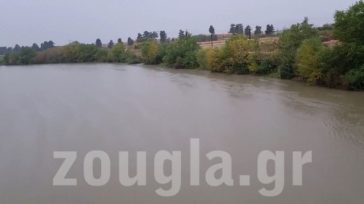 Λάρισα: Η στάθμη του Πηνειού ανεβαίνει επικίνδυνα