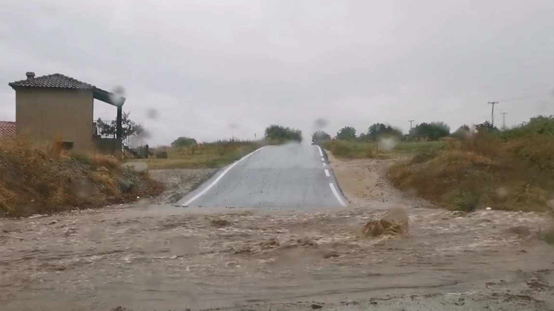 Κοζάνη: «Φούσκωσαν» τα δύο ρέματα στον κάμπο των Σερβίων