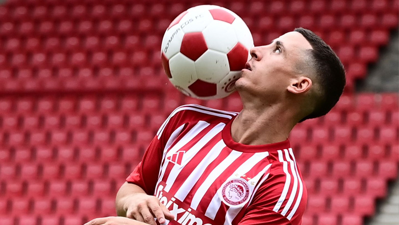 Ματ Χομπς: «Ο Ποντένσε επέκτεινε το συμβόλαιό του με τη Γουλβς πριν πάει στον Ολυμπιακό»