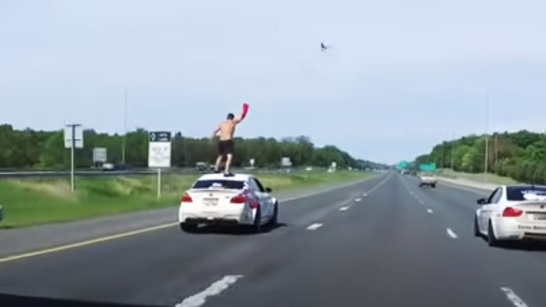 “Car Surfing” – Επέστρεψε το επικίνδυνο challenge που βάζει τη ζωή των νέων σε απόλυτο κίνδυνο