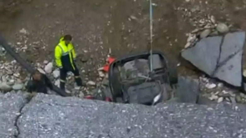 Δραματική επιχείρηση διάσωσης οδηγού στη Μαγνησία: Έπεσε με το αυτοκίνητο σε δρόμο που κατέρρευσε