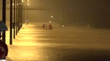 Λάρισα: Με βάρκα οι άνδρες της ΕΜΑΚ απεγκλωβίζουν κόσμο τη νύχτα