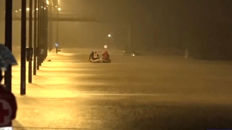 Λάρισα: Με βάρκα οι άνδρες της ΕΜΑΚ απεγκλωβίζουν κόσμο τη νύχτα