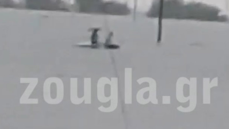 Τραγική η κατάσταση στην Καρδίτσα: Εγκλωβισμένοι άνθρωποι στις οροφές αυτοκινήτων