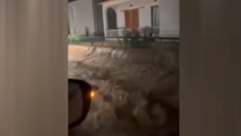 Τρίκαλα: Επιχείρηση διάσωσης εγκλωβισμένων στον Παραπόταμο