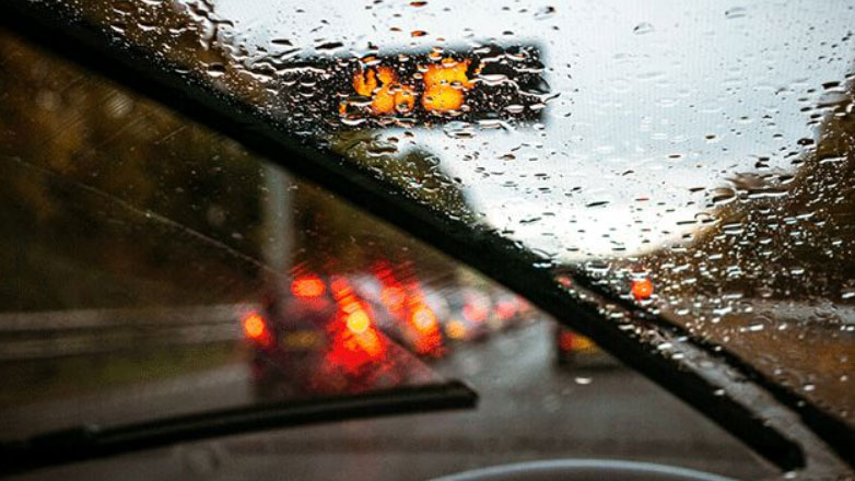 Tips για οδήγηση σε συνθήκες έντονης βροχής – Πως θα φτιάξετε μόνοι σας τους υαλοκαθαριστήρες