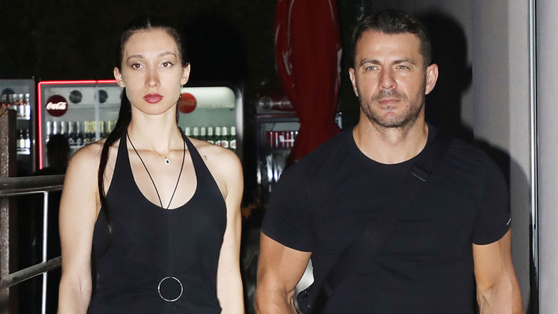 Παντρεύονται ο Γιώργος Αγγελόπουλος και η Δήμητρα Βαμβακούση – Δείτε το προσκλητήριο του γάμου τους