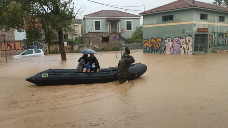 Δραματικές στιγμές στη Μαγνησία: Άνδρες της ΕΜΑΚ μέσα σε βάρκες αναζητούν εγκλωβισμένους στο σκοτάδι