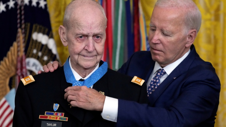 ΗΠΑ: O Τζο Μπάιντεν απένειμε την κορυφαία στρατιωτική διάκριση σε βετεράνο του πολέμου του Βιετνάμ ΗΠΑ: O Τζο Μπάιντεν απένειμε την κορυφαία στρατιωτική διάκριση σε βετεράνο του πολέμου του Βιετνάμ