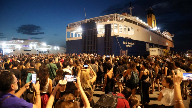 Ηράκλειο: Με καθυστέρηση περίπου έξι ωρών απέπλευσε το Blue Horizon λόγω διαμαρτυρίας για το θάνατο του 36χρονου