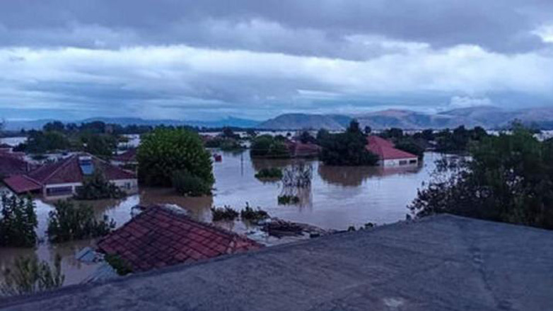SOS από τη Μεταμόρφωση Καρδίτσας: Εγκλωβισμένα 69 άτομα στο κοινοτικό κτήριο – Ανάγκη για βάρκες