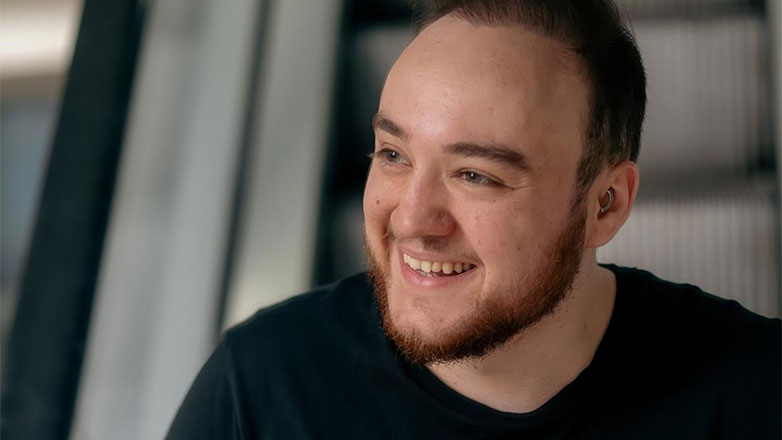 Ο Στάθης Γεωργίου μιλάει για το πρώτο του τραγούδι που «χτυπάει» στον σφυγμό της εποχής!