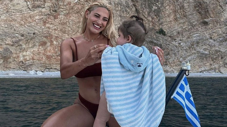 Ιωάννα Τούνη: Με δάκρυα στα μάτια χορεύει με τον γιο της το τραγούδι της μητέρας της που έχει φύγει από τη ζωή