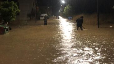 Λάρισα: Ξάγρυπνοι οι κάτοικοι στην οδό Βόλου – Έφτασαν οι πρώτοι πλημμυροπαθείς στο κλειστό της Νεάπολης