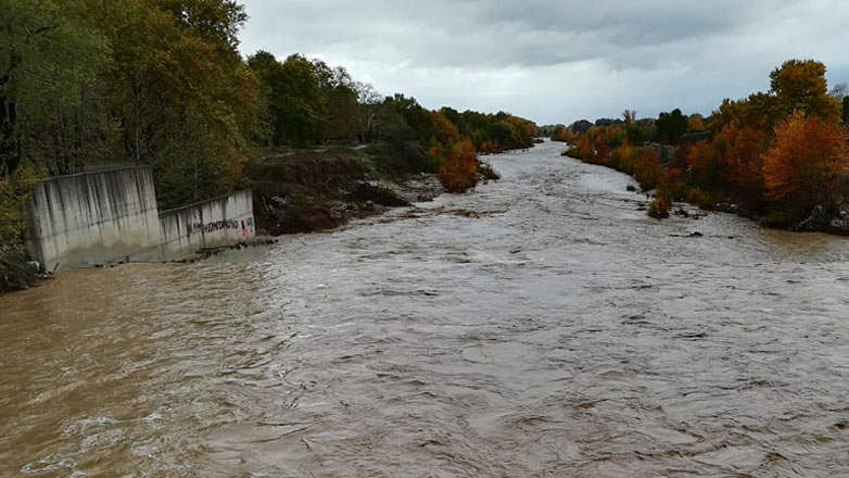 Λάρισα: Ανέβηκε επικίνδυνα η στάθμη του Πηνειού – Απομάκρυνση όσων βρίσκονται στην πλημμυρική ζώνη ζητά ο δήμος