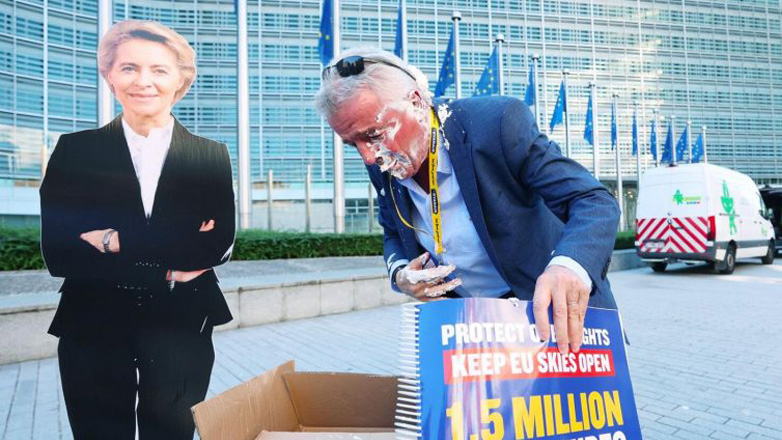 Βρυξέλλες: Ακτιβιστές πέταξαν τούρτα στο πρόσωπο του CEO της Ryanair