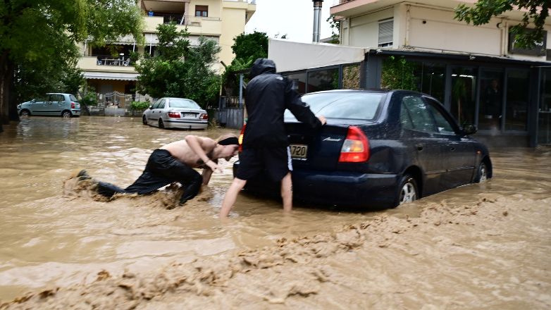 Για τρίτη ημέρα χωρίς νερό και ρεύμα ο Βόλος – Αποκομμένα τα χωριά του Πηλίου