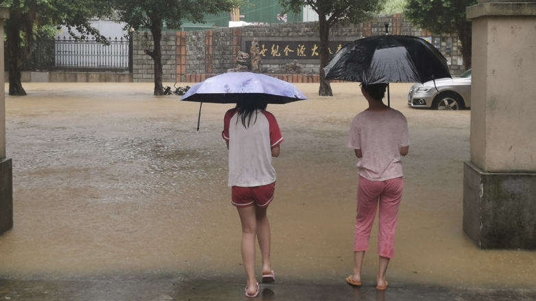 Κίνα: Καταρρακτώδεις βροχές πλήττουν τη μητρόπολη Σεντζέν