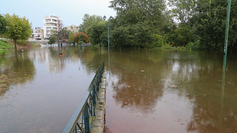 Λάρισα: Ώρες αγωνίας για την πόλη – Απειλεί ο Πηνειός, οχυρώνεται η πόλη
