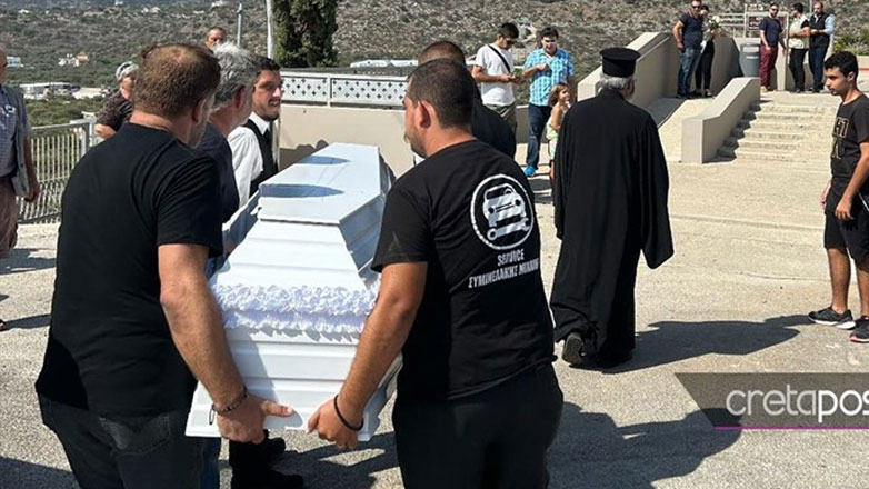 Blue Horizon: Οι πρώτες φωτογραφίες από την κηδεία του 36χρονου Αντώνη – Λιποθύμησε η αδερφή του