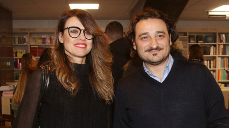 H Λίνα Πρίντζου καθαρίζει την πλημμυρισμένη αυλή του σπιτιού της στο Πήλιο με το φτυάρι – Βίντεο