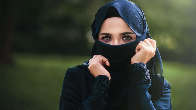 Γαλλία: Πατέρας κατηγορείται ότι απείλησε να σκοτώσει τον λυκειάρχη που απαγόρευσε στην κόρη του να φορά αμπάγια