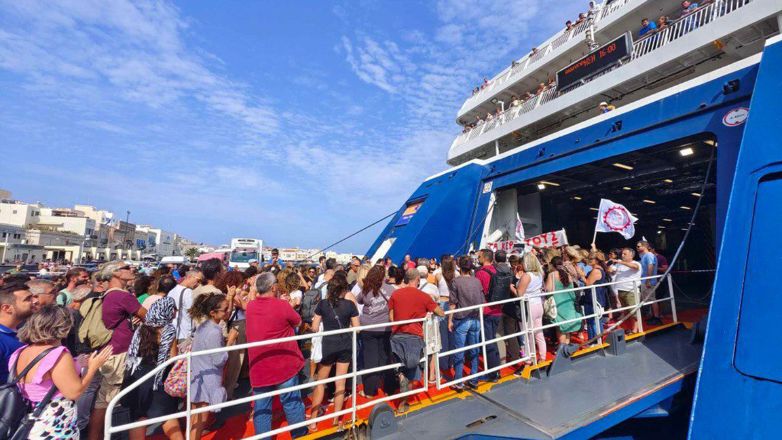 Πολίτες μπήκαν στο Blue Star Paros για να διαμαρτυρηθούν για την δολοφονία του Αντώνη