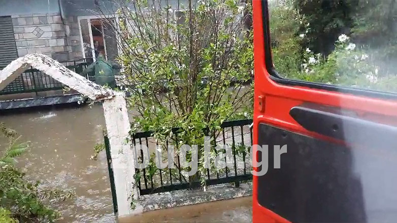 Οι προσπάθειες των πυροσβεστών στην Καρδίτσα