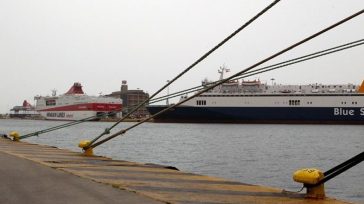 Εγκλωβισμένοι από το πρωί 734 επιβάτες στο Fast Ferries Andros στη Ραφήνα