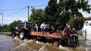 Λάρισα: Ενισχύονται τα φράγματα στις όχθες του Πηνειού – Συνεχίζονται οι απεγκλωβισμοί κατοίκων