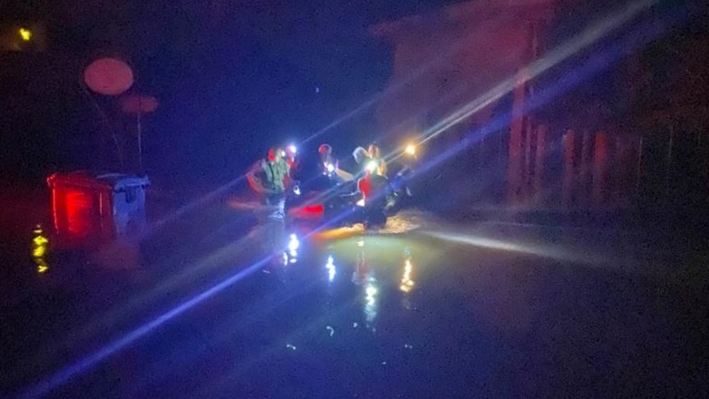 Αίσιο τέλος στην περιπέτεια οκτώ ατόμων μετά την ανατροπή των σωστικών λέμβων στη Γιάννουλη της Λάρισας