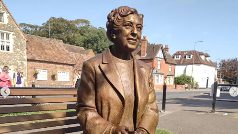 Άγαλμα της Αγκάθα Κρίστι στην πόλη, στην οποία έζησε για 42 χρόνια