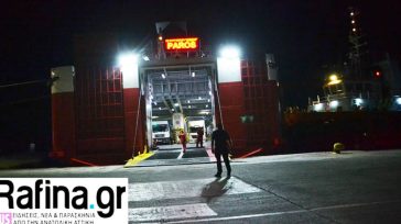 Στο λιμάνι της Ραφήνας με τη βοήθεια ρυμουλκών  το «Fast Ferries Andros»