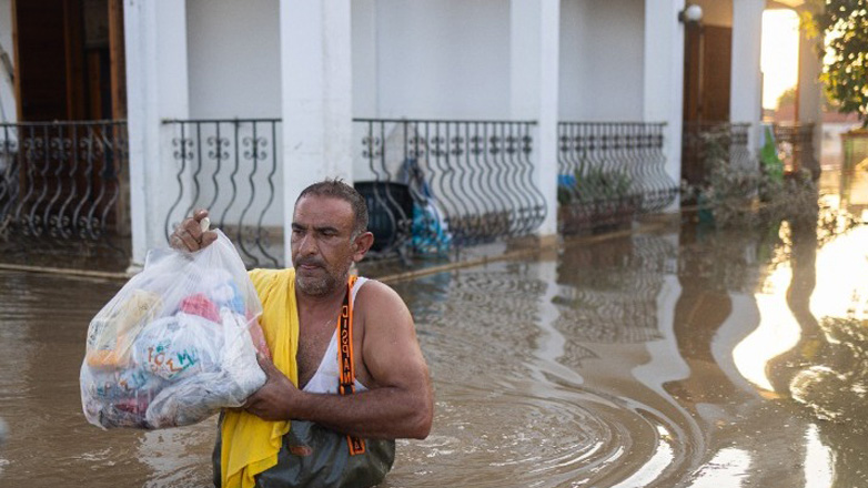 Λάρισα: Μαζική η συμμετοχή εθελοντών για τη βοήθεια στους πληγέντες