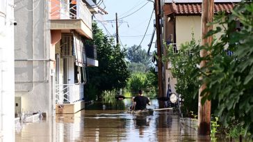 Οι ήρωες της διπλανής πόρτας – Δυο αδέρφια απομάκρυναν με τη βάρκα τους πάνω από 200 άτομα στη Λάρισα