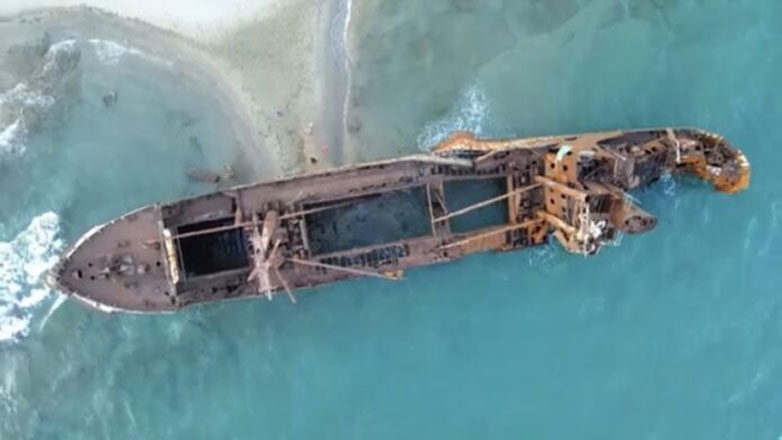 Το εντυπωσιακό ναυάγιο Δημήτριος στο Γύθειο από ψηλά